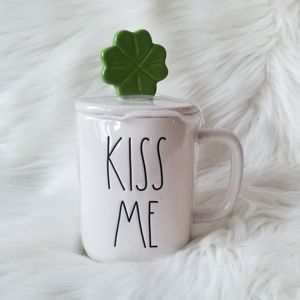 NEW Rae Dun KISS ME Topper Mug